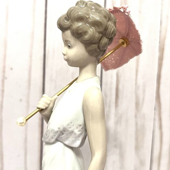 Vintage LLADRO #7617 Porcelain Figurine Garden Classic Woman & Umbrella **Broken - Picture 6 of 13